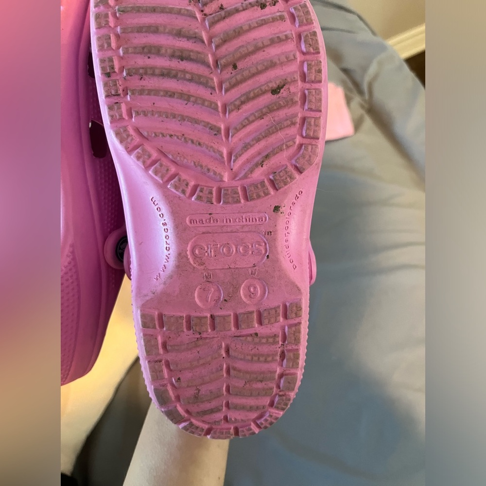pink crocs! - Picture 3 of 4